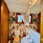 Bed & Breakfast Elm Tree 4*